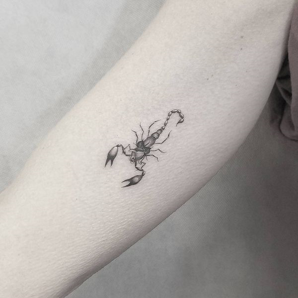Một gợi ý hình xăm bọ cạp trên cổ tay cho con gái