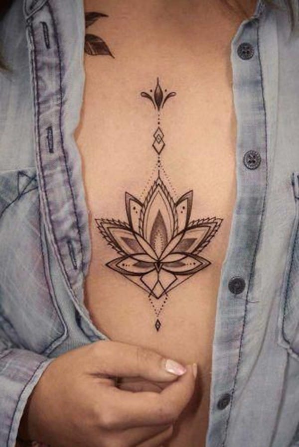 tattoo hoa sen ở ngực