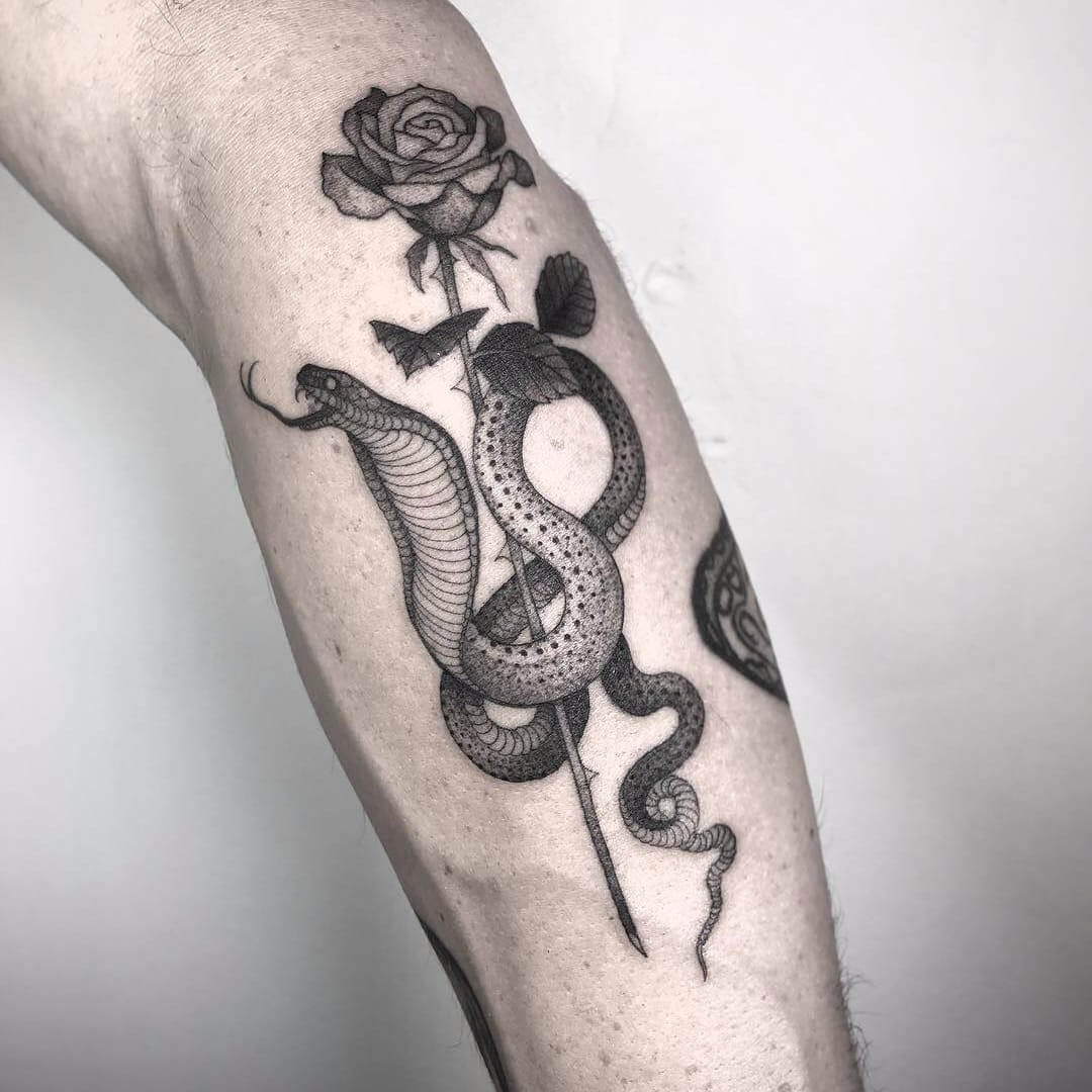 hình xăm rắn và hoa hồng trên chân