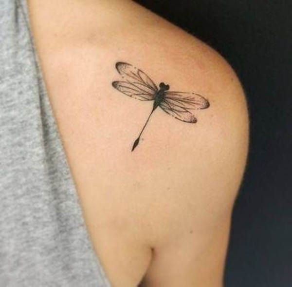 tattoo con chuồn chuồn trên vai