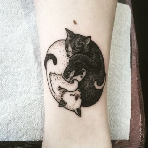 Hình xăm âm dương cách điệu với hình ảnh hai chú mèo đen và trắng