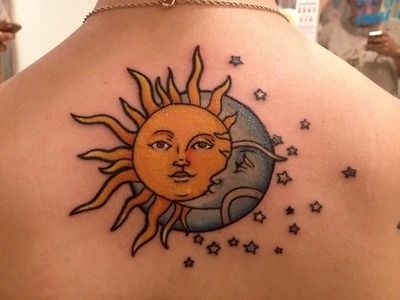 Hình xăm mặt trời trên lưng gần cổ