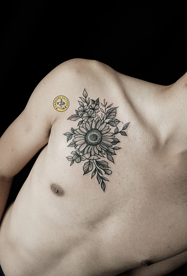 Hình xăm hoa mặt trời ngay ngực được thực hiện bởi nghệ sĩ xăm hình Bukin