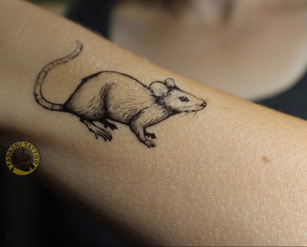 hình xăm chuột ở cánh tay hợp phong thủy nữ giới sinh năm 1980 tinh tế