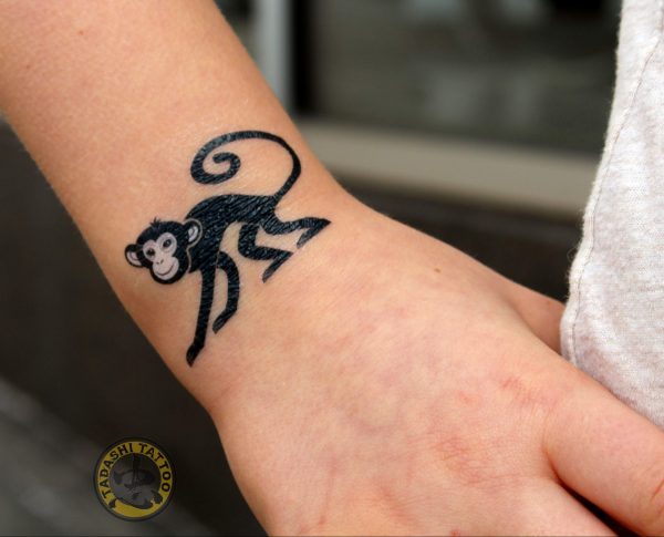 Xăm hình khỉ con ở cổ tay xinh xắn cho nữ giới Canh Thân 1980