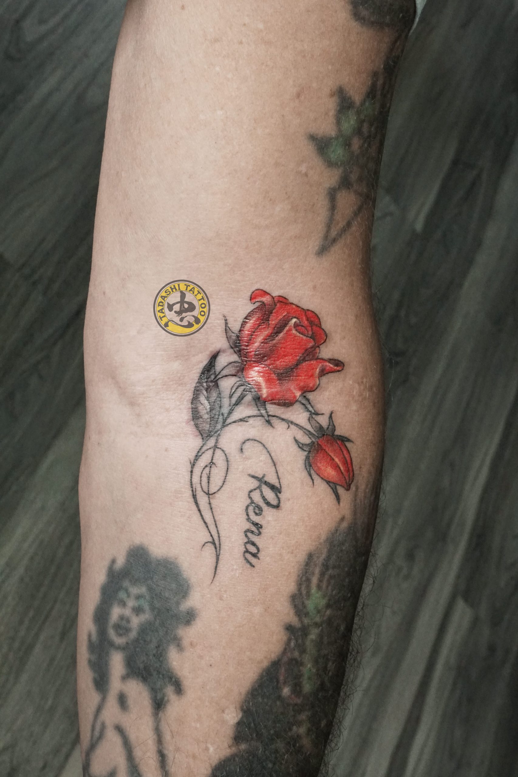 hình xăm bông hoa hồng đỏ ở chân cho người sinh năm 1981