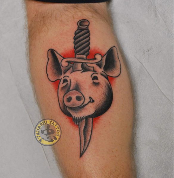 hình xăm con lợn cùng cây dao ở bắp chân nam giới cá tính đinh mão