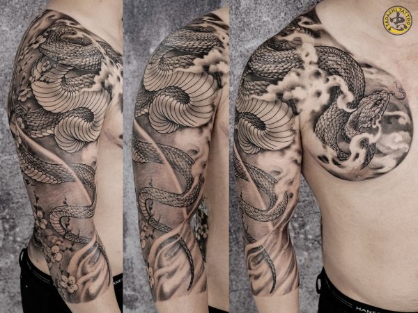Tatuazh atraktiv i gjarprit për meshkuj në vitin e demit