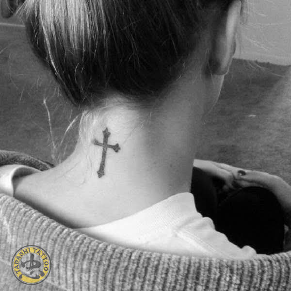 Tatuazh kryq për femrat e vitit të demit