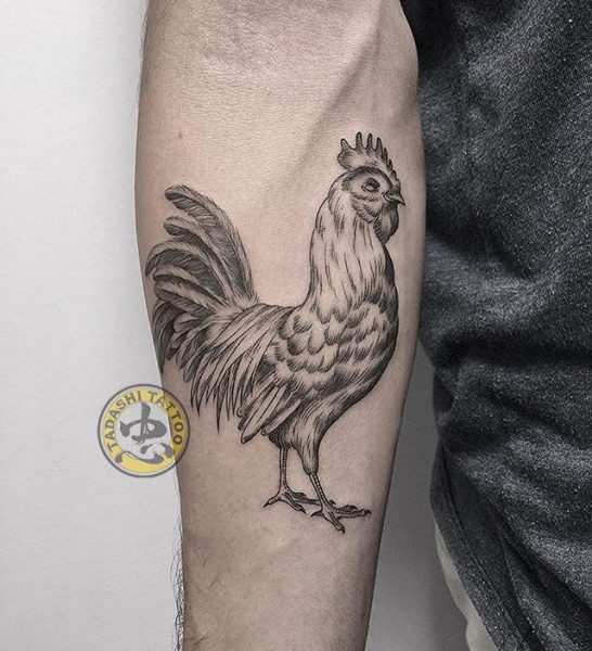 hình xăm con gà ở cánh tay đơn giản cho các bạn nam sinh năm 1983