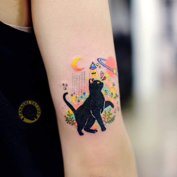 hình xăm mèo đen ở cánh tay phù hợp cho nữ giới quý hợi