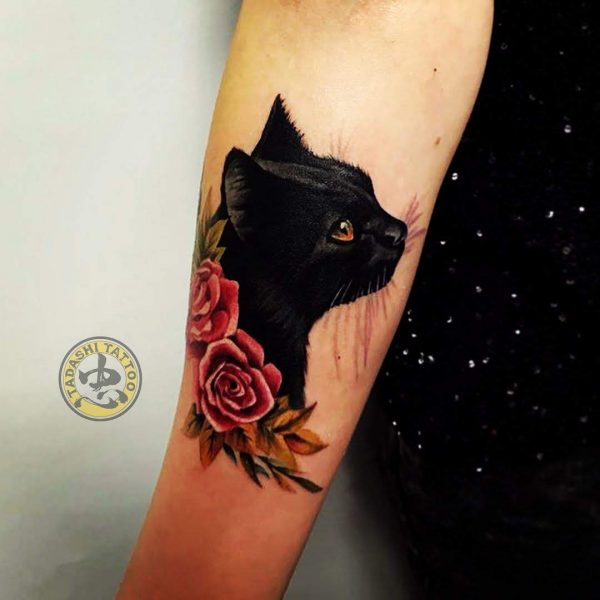 hình xăm chú mèo mực cùng hoa hồng xinh xắn đem lại may mắn cho tuổi quý dậu
