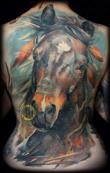 hình xăm con ngựa ở lưng mang lại may mắn và tài lộc cho nam giới sinh năm 1998