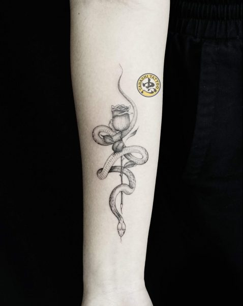 hình xăm con rắn ở cánh tay cùng bông hoa hồng đầy cá tính cho nữ giới nhâm tuất