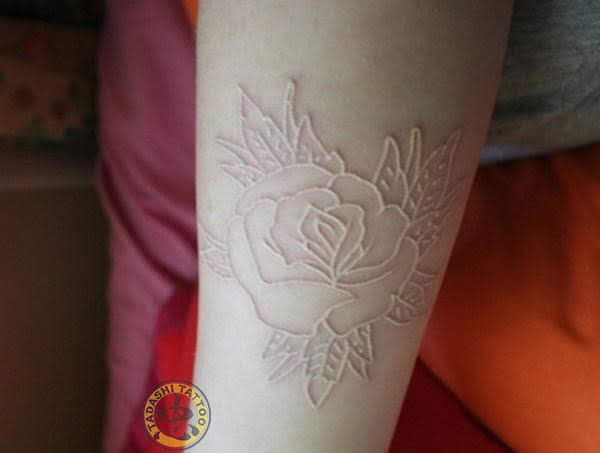Tatuazhi me lule të bardha është i përshtatshëm për vajzat e vitit të demit